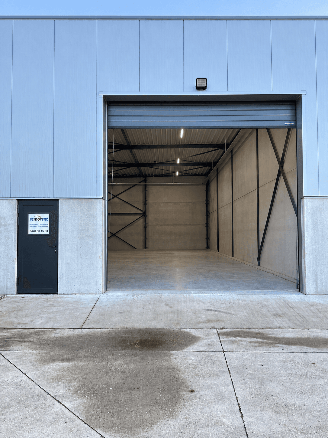 Magazijn van Remorent in Wuustwezel met open sectionaalpoort