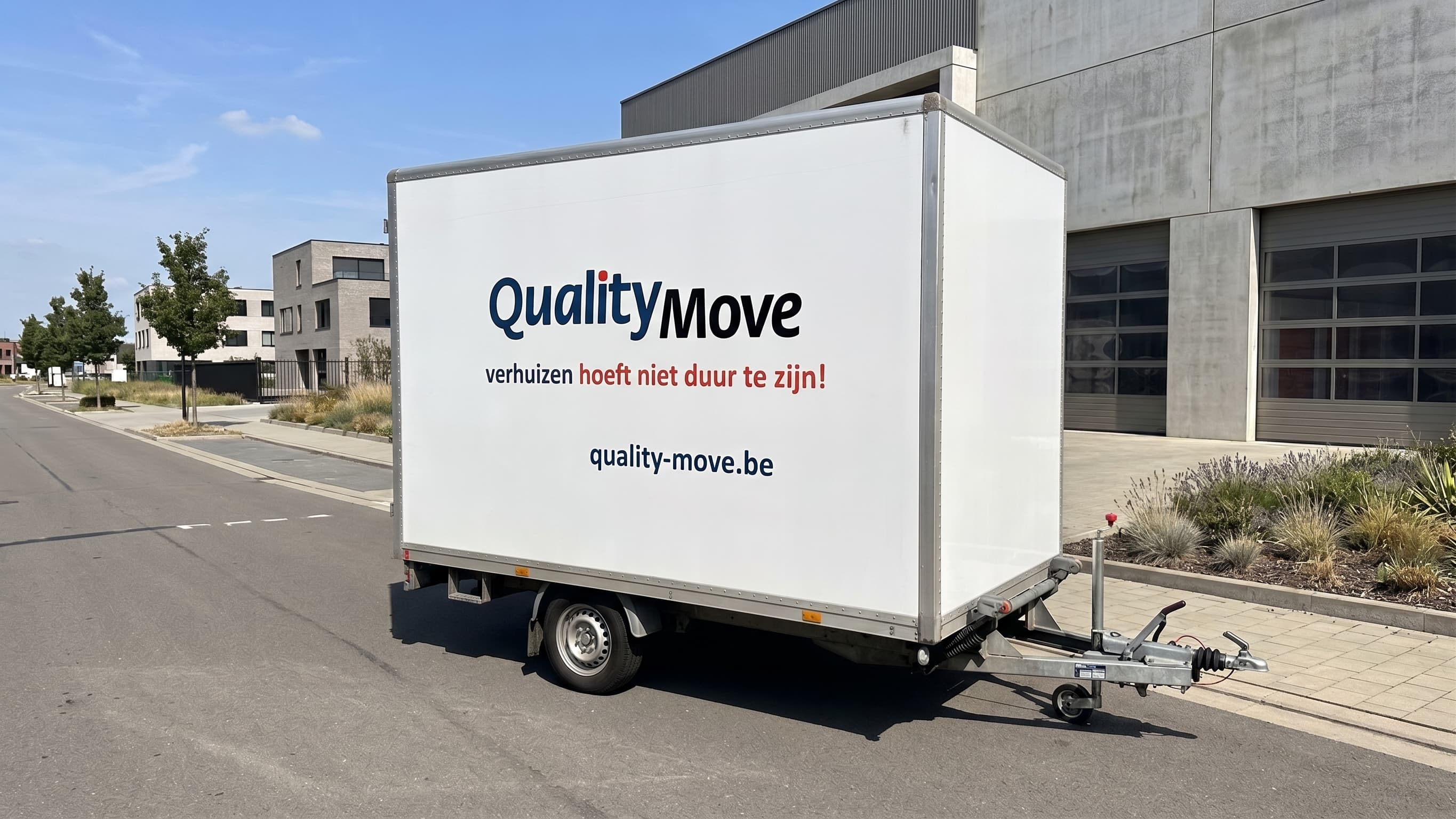 Verhuisaanhangwagen klaar voor vertrek aan het magazijn
